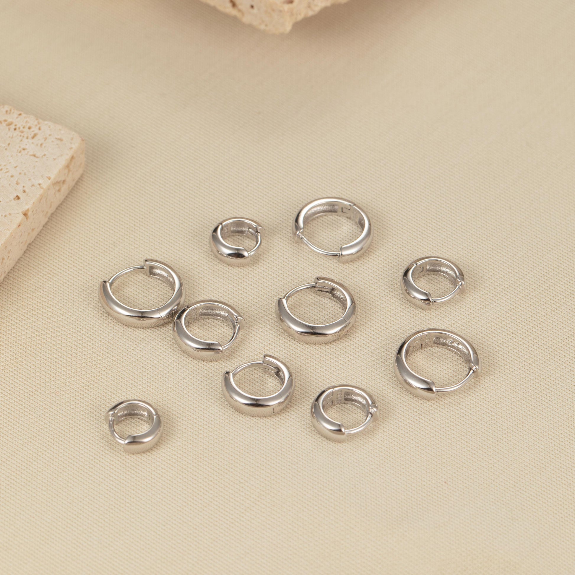 a bunch of metal rings sitting on top of a table